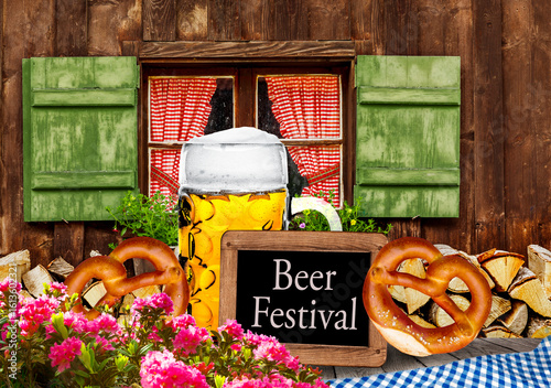 Bierfest Arrangement mit Bierglas, Brezel auf Biertisch