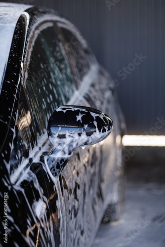 Foto A self-service car wash where you can easily clean your vehicle using high-pressure water jets and foam on your own