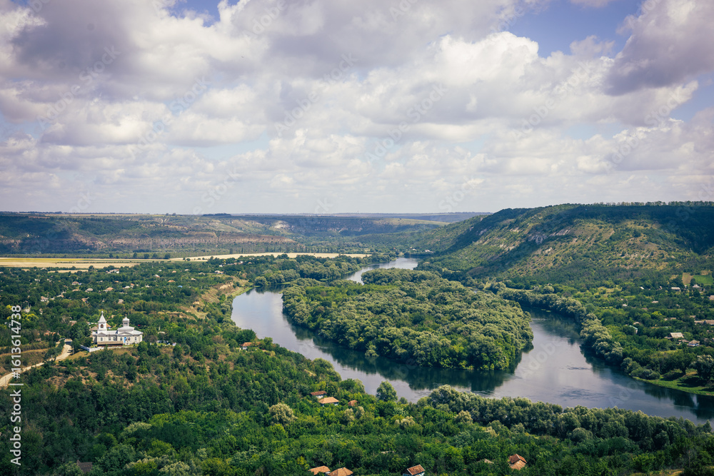Obraz premium A stunning river winds gracefully through a dense forest, forming a perfect heart shape at its center. Surrounded by lush greenery. 
