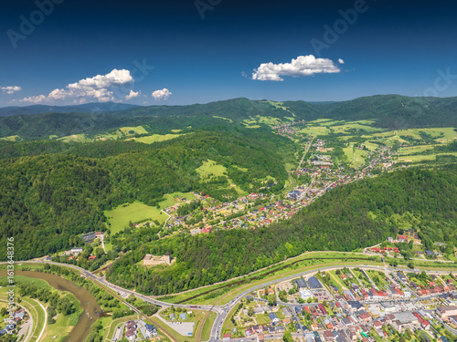 Fototapeta Naklejka Na Ścianę i Meble -  Lot nad Muszyną z Zamkiem Baszta na głównym planie w piękny, wiosenny dzień.