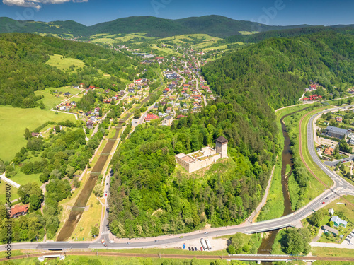Fototapeta Naklejka Na Ścianę i Meble -  Lot nad Muszyną z Zamkiem Baszta na głównym planie w piękny, wiosenny dzień.