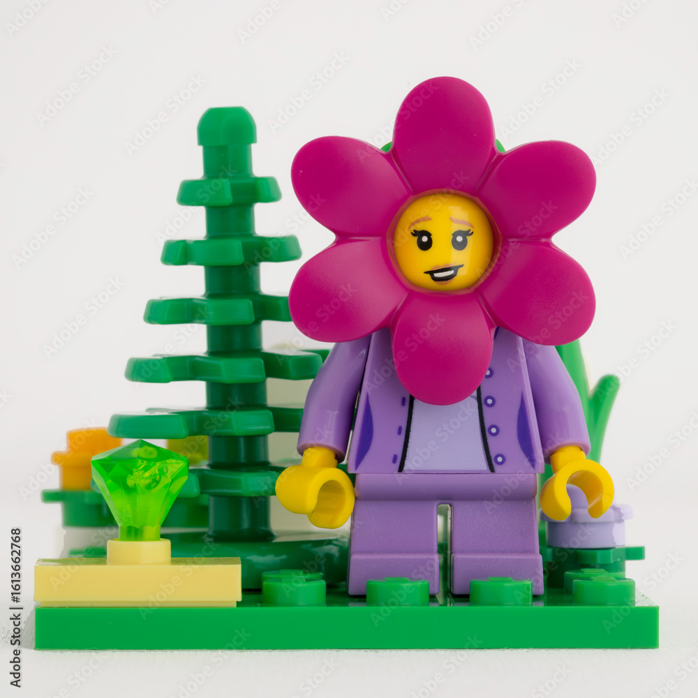 Obraz premium Dortmund - Deutschland 26. Juli 2025 - Lego Figur Blume im Garten - Studio Aufnahme 