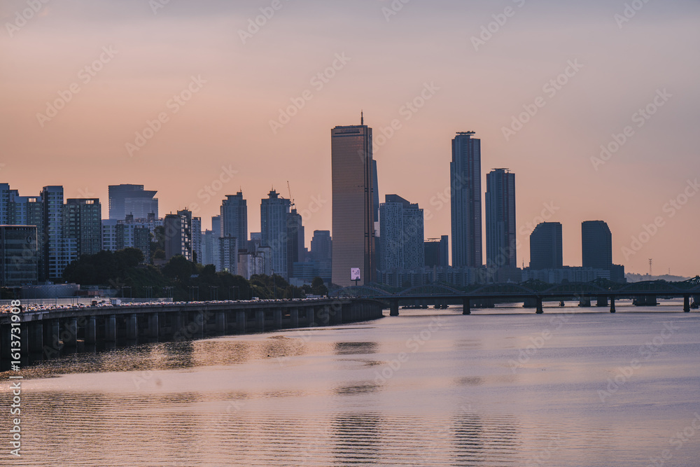 Naklejka premium Yeouido, the financial district of Seoul, Korea, and the surrounding city scenery taken during the summer sunset