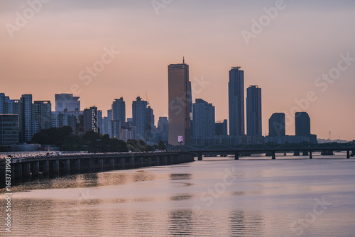 Fototapeta Naklejka Na Ścianę i Meble -  Yeouido, the financial district of Seoul, Korea, and the surrounding city scenery taken during the summer sunset