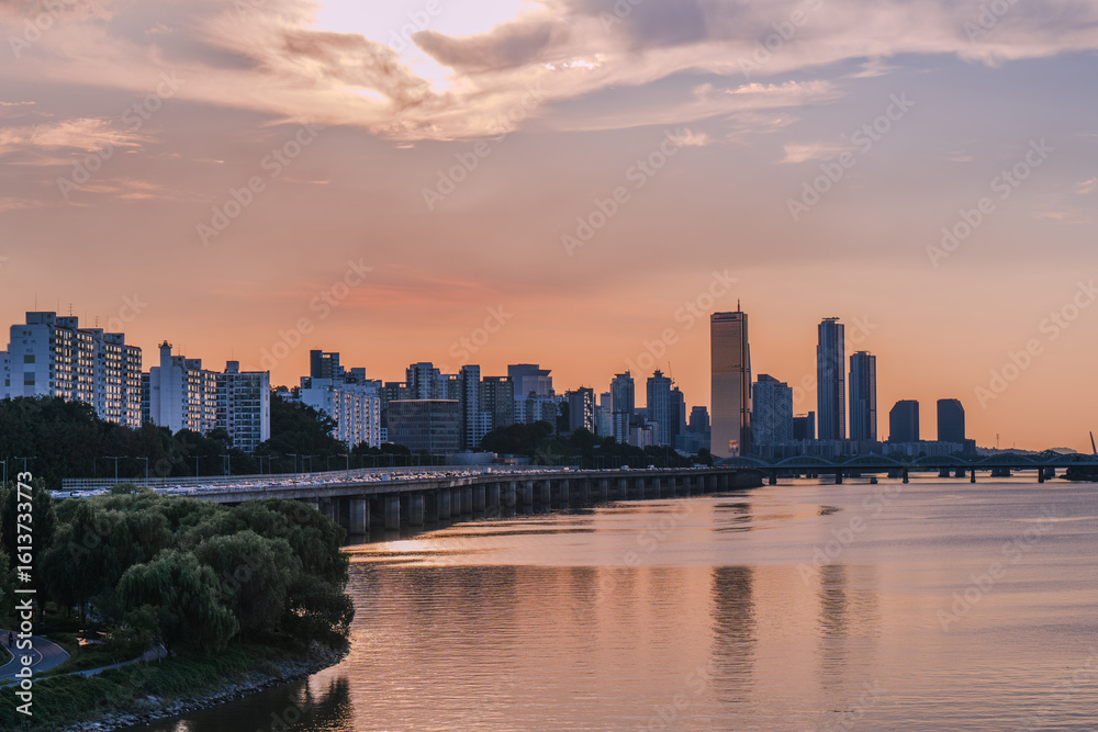 Fototapeta premium Yeouido, the financial district of Seoul, Korea, and the surrounding city scenery taken during the summer sunset