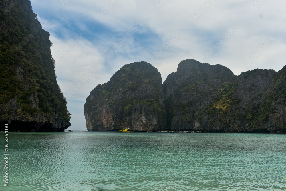 Obraz premium Iconic Maya Bay, Thailand: pristine beach, emerald sea, dramatic limestone cliffs.