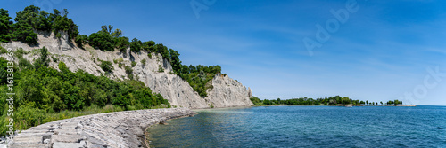 Tableau sur toile Panoramic view of Scarborough Bluffs landscape along Lake Ontario in Toronto