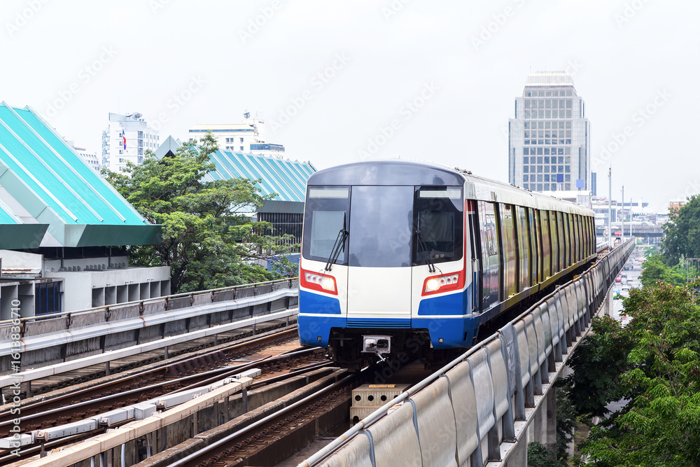 Naklejka premium The Sky train in Bangkok with building