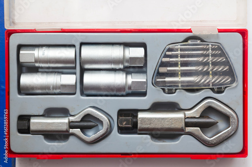 Universal set of extractors for unscrewing screws, bolts and nuts.