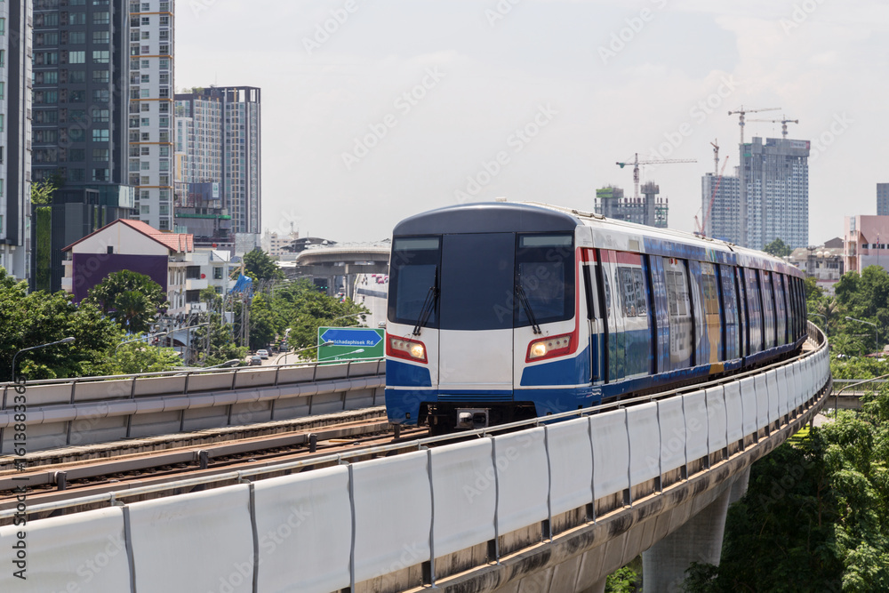 Naklejka premium Sky train in Bangkok with building