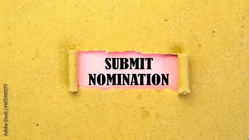 Foto SUBMIT NOMINATION written on torn paper isolated on pink background