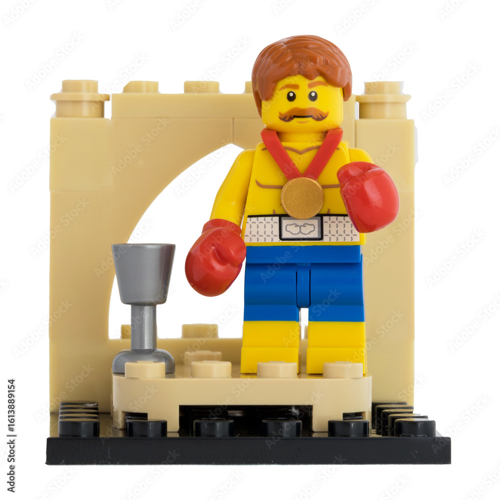 Obraz premium Dortmund - Deutschland 26. Juli 2025 - Lego Figur Boxer mit Pokal - Studio Aufnahme