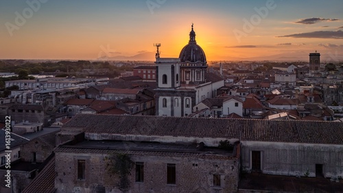 Fotografía Golden Hour Silhouette of Capua Cathedral Dome in Campania, Italy