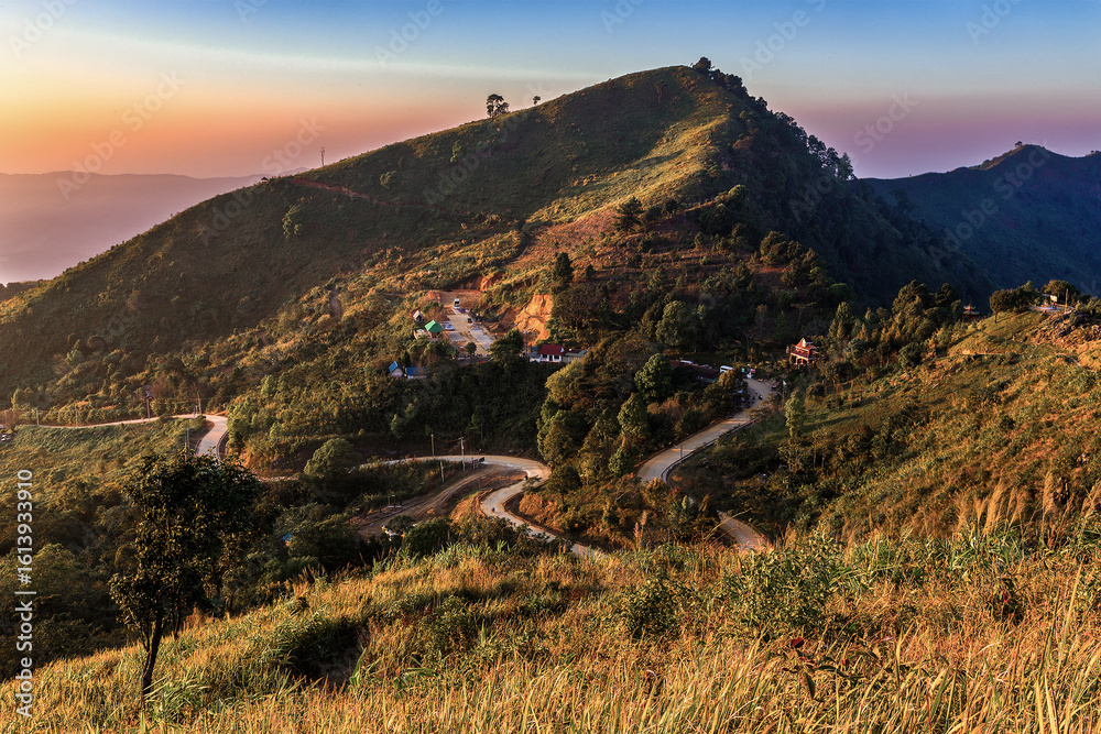 Obraz premium Landscape view of raod way to Doi Pha Tang, Chiang Rai, Thailand
