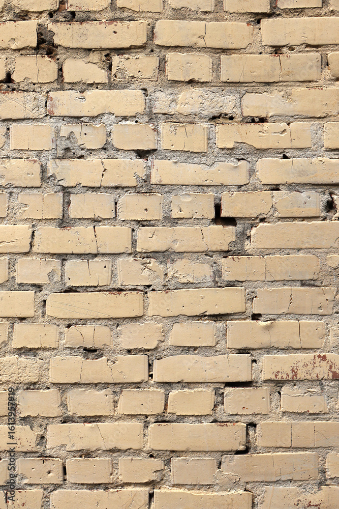 Obraz premium Texture of a weathered brick wall in a quiet urban location during daylight hours