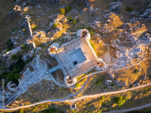 Foto Italy, July 5, 2025: Ruins of Rocca Calascio Castle, an Italian tourist destination and landmark in the Gran Sasso National Park, L'Aquila, Abruzzo