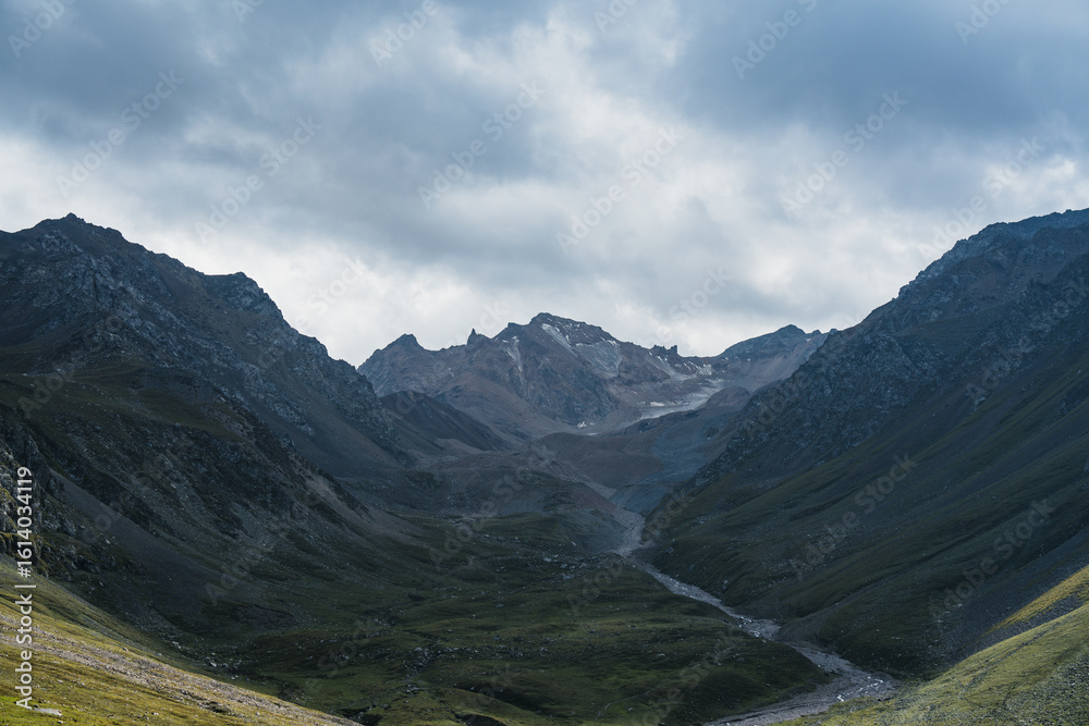 Obraz premium mountain landscape with blue sky and clouds