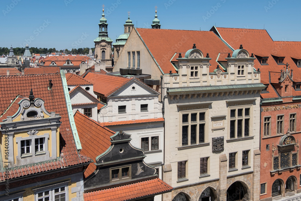 Fototapeta premium Edificios antiguos cerca de la Plaza de la Ciudad Vieja en Praga, República Checa