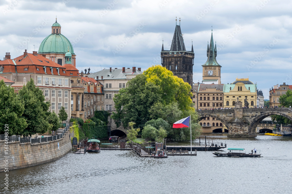 Fototapeta premium Paisaje urbano y río Moldava en Praga, República Checa