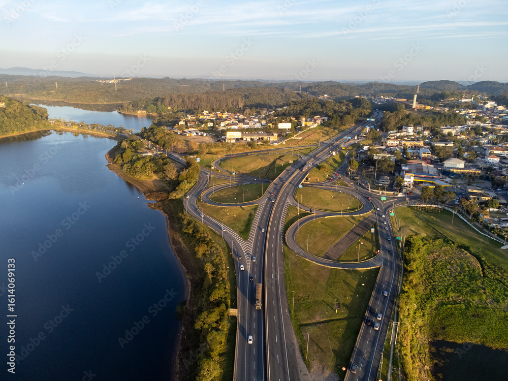 Fototapeta premium Beautiful sunset on the Anchieta highway that connects São Paulo to Santos