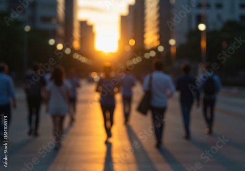 夕暮れ時、都会の街路を人々が活気溢れる足取りで歩く様子を描写。