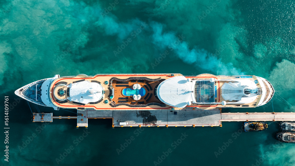 Fototapeta premium Crucero atracado en muelle turístico visto desde el aire