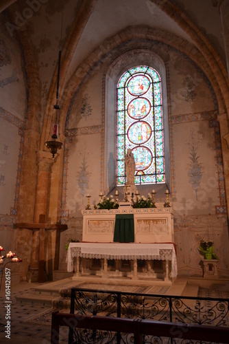 Autel et Vitrail à l'intérieur de l’Église Saint-Quiriace à Provins en France