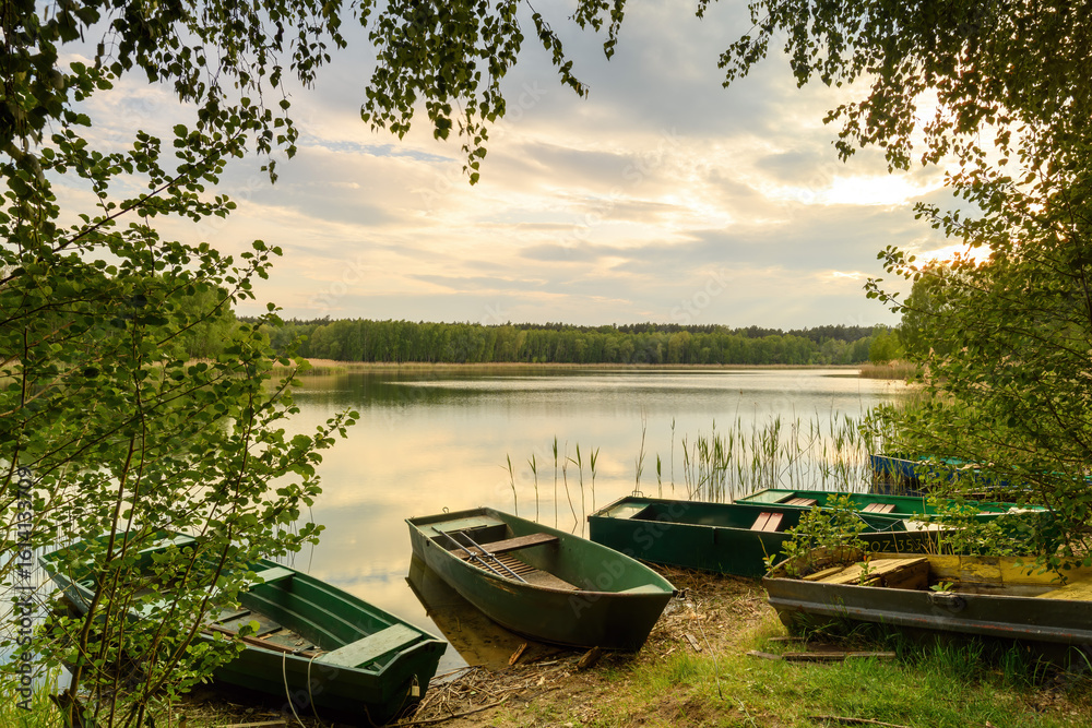 Obraz premium Fishing boats at the lake