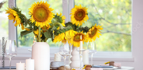 Εκτύπωση καμβά Modern table setting with sunflowers in vases