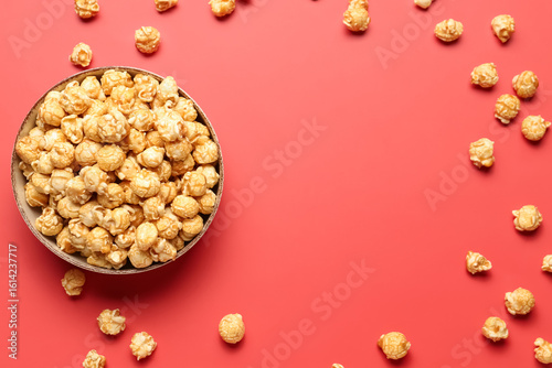 Sweet caramel popcorn in bo...