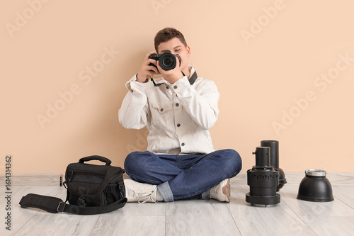Teenage photographer with p...