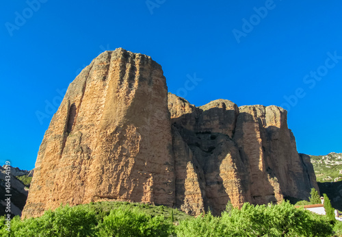 Foto Mallos de Riglos Spain: united vertical red conglomerate cliffs and rock towers