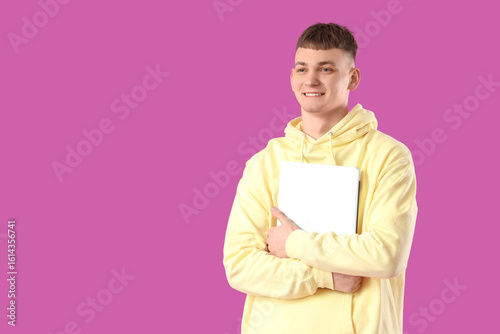 Young man with laptop on vi...