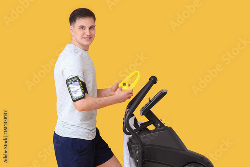 Sporty young man with headp...