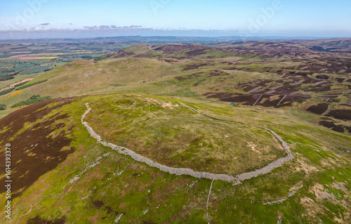 Foto Yeavering Bell large prehistoric Iron Age hillfort west of Wooler
