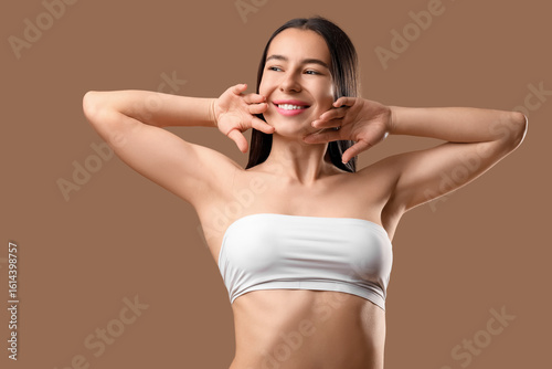 Happy young woman in stylis...