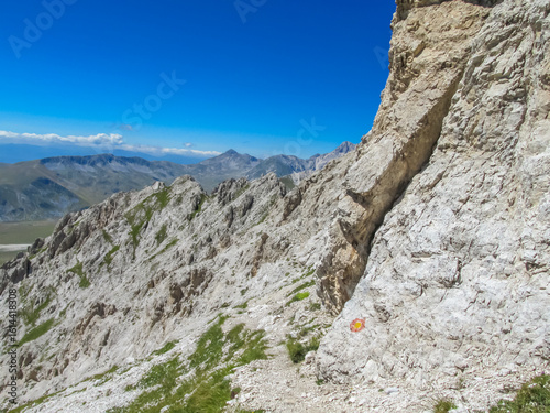 Foto Corno Grande, the highest peak of the Apennine Mountains, rises united with rugg