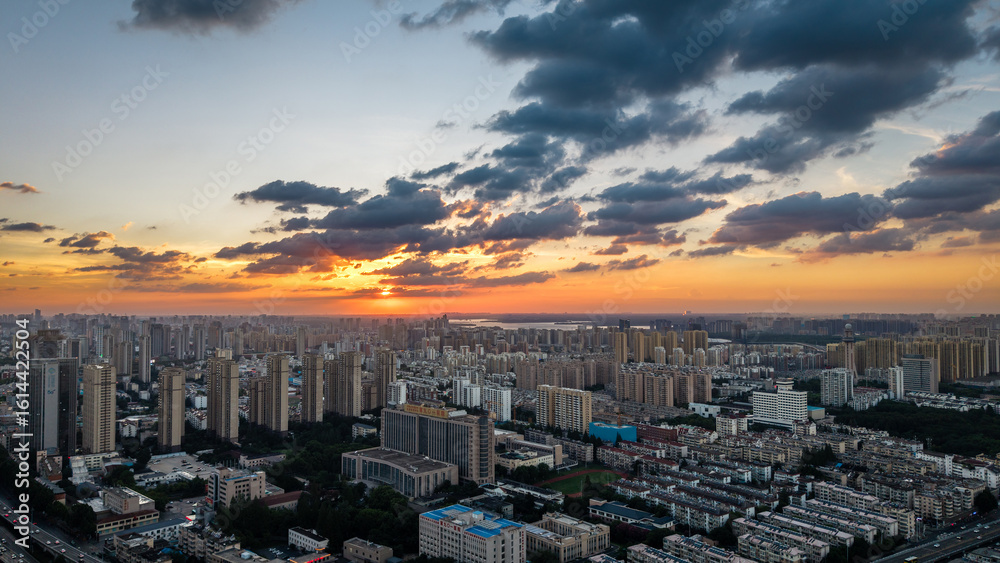 Obraz premium sunset over the city