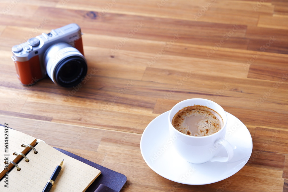 Obraz premium ミルクをたっぷり入れたコーヒー、カフェ・ラッテを飲みながら、日記をつけているイメージ 