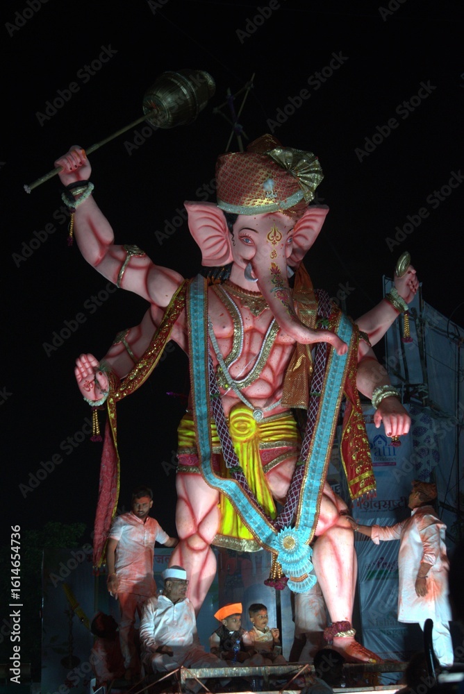 Obraz premium big standing ganpati from solapur Maharashtra. ganesh idol with gold ornaments