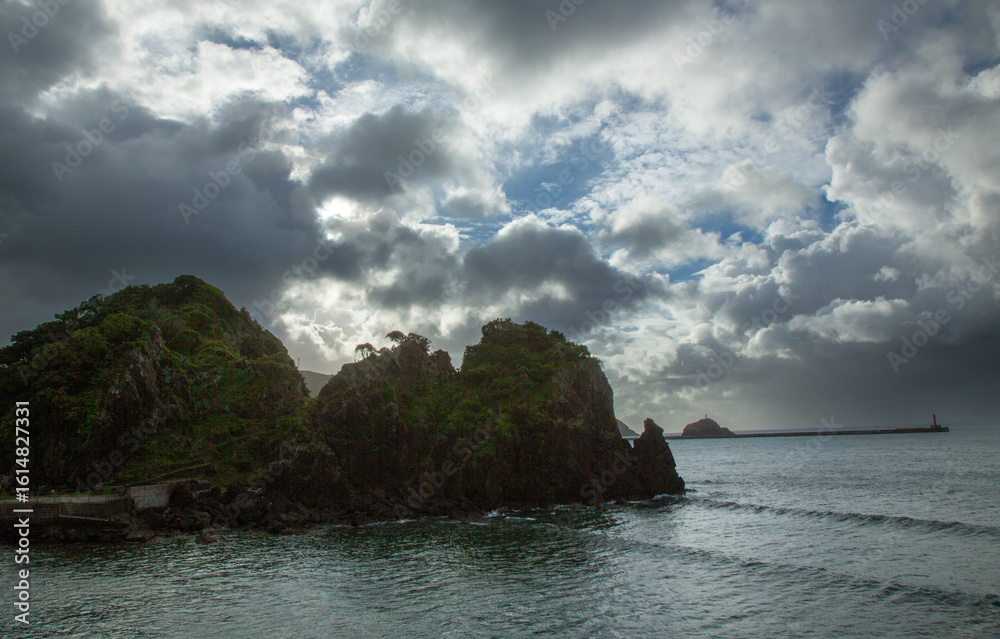 Fototapeta premium 水の島、奄美大島。夏の空。