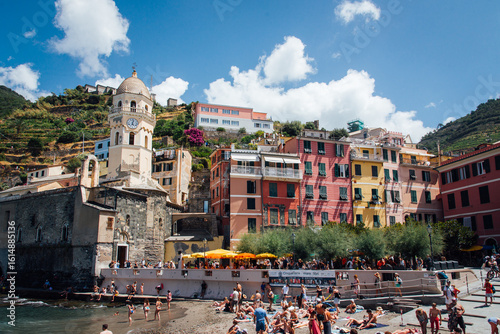 Fototapeta Naklejka Na Ścianę i Meble -  Village de Vernazza Cinque Terre Italie. Village typique italien de la méditerranée. Plage de village côtier. Village du littoral méditerranéen. Village traditionnel coloré