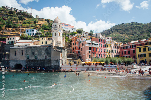 Fototapeta Naklejka Na Ścianę i Meble -  Village de Vernazza Cinque Terre Italie. Village typique italien de la méditerranée. Plage de village côtier. Village du littoral méditerranéen. Village traditionnel coloré