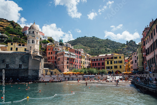 Fototapeta Naklejka Na Ścianę i Meble -  Village de Vernazza Cinque Terre Italie. Village typique italien de la méditerranée. Plage de village côtier. Village du littoral méditerranéen. Village traditionnel coloré