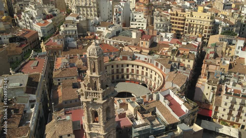 Toma aérea con dron sobre el centro histórico de Valencia, con la torre de Santa Catalina visible desde el inicio y desplazamiento lateral hacia la derecha, mientras la cámara se inclina en picado par