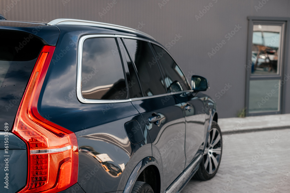 Obraz premium A luxurious and spacious three-row hybrid SUV with an elegant exterior and advanced safety features.