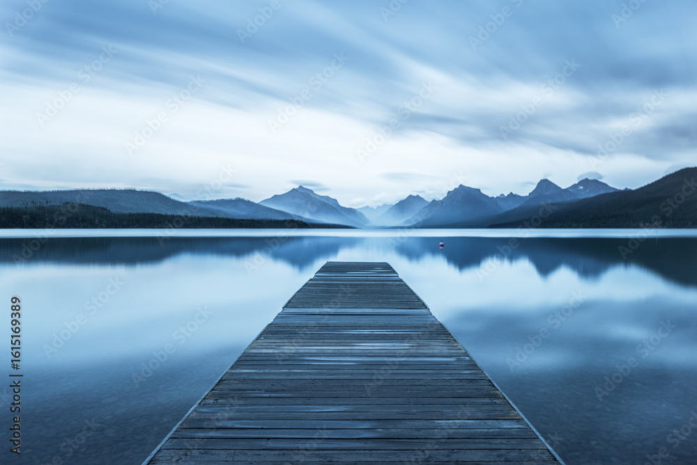 Naklejka premium Night falls over Glacier Lake