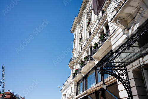 Quadro em tela Elegant architectural facade with balconies and clear blue sky in Warsaw, Poland