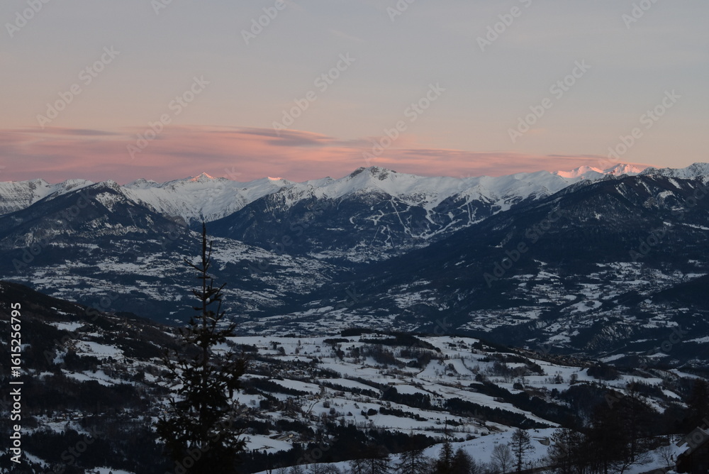 Obraz premium Montagnes des Alpes enneigées au crépuscule, avec un joli dégradé dans le ciel.