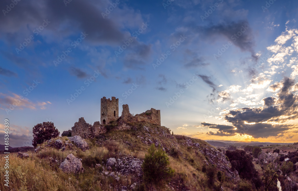 Obraz premium Beautiful sunset at Pradas Castle (Valencia, Spain)